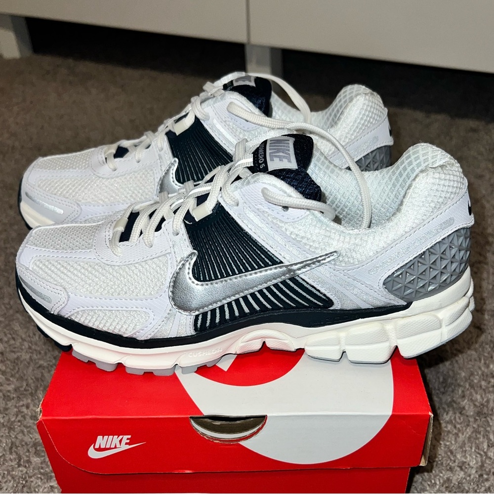 BRAND NEW IN BOX Nike Vomero 5 Women's Sneakers - White, Silver, and Deep Blue - Picture 9 of 15